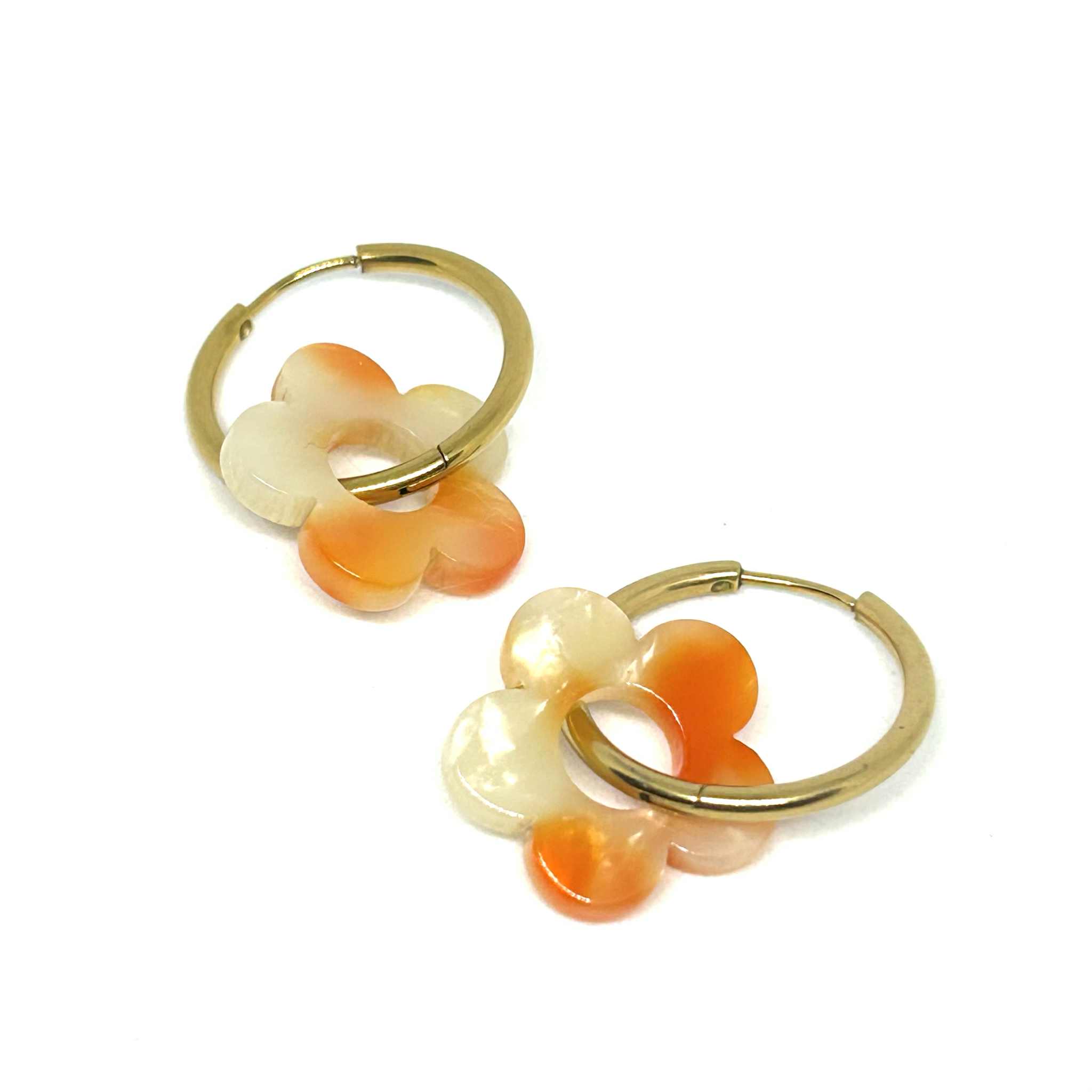 20- Boucles d'oreilles créoles Fleur écaille blanc orange (22)