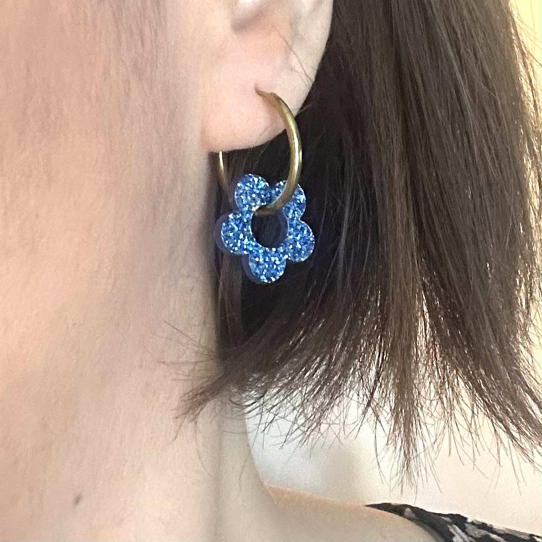 29- Boucles d'oreilles créoles Fleur Bleu paillettes (37)