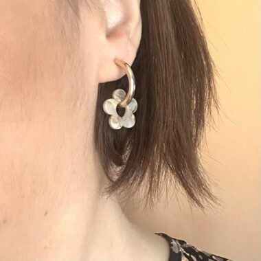 09- Boucles d'oreilles créoles Fleur Blanc Marbré café (6)