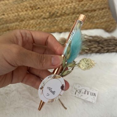Stylo Fleuri , avec son petit bouquet de Fleurs séchées Bleues et médaille, personnalisé