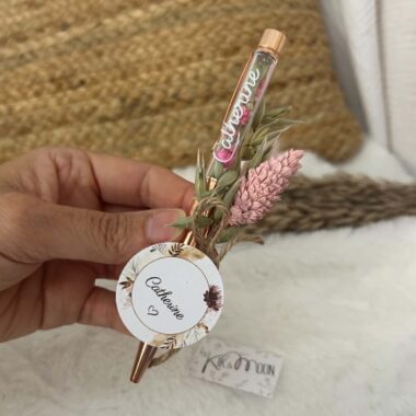 Stylo Fleuri , avec son petit bouquet de Fleurs séchées Rose et médaille, personnalisé