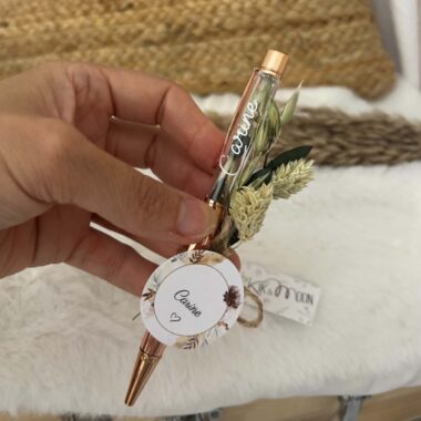 Stylo Fleuri , avec son petit bouquet de Fleurs séchées Vertes et médaille, personnalisé